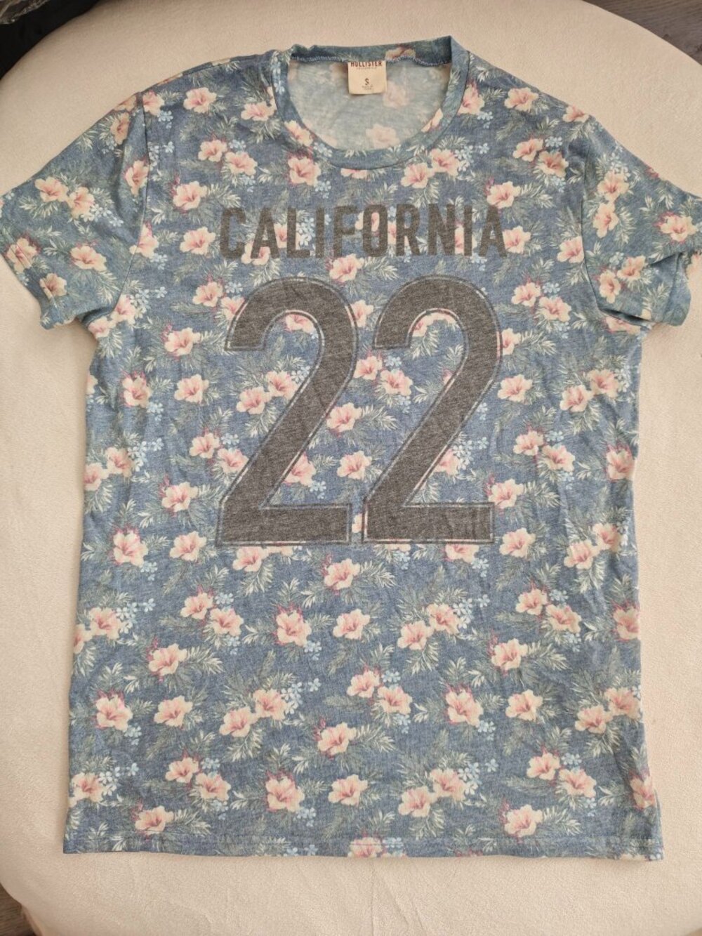 Hollister Men's Blue Floral California 22 Graphic T-Shirt | Size S